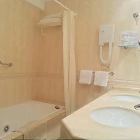 谢夫里维拉酒店 2*